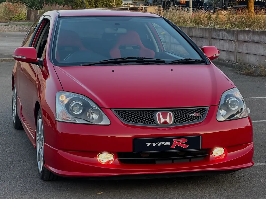 2005 Honda Civic Type R (EP3) Premier Edition: Front three-quarter view, closer in