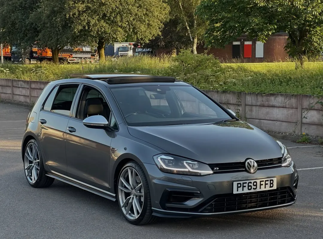 2019 Volkswagen Golf R (Mk7.5) Performance Pack: Front three-quarter view, closer in