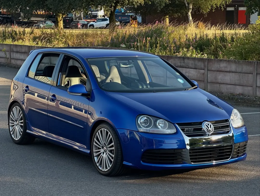 2006 Volkswagen Golf R32 (Mk5) Supercharged: Front three-quarter view, closer in