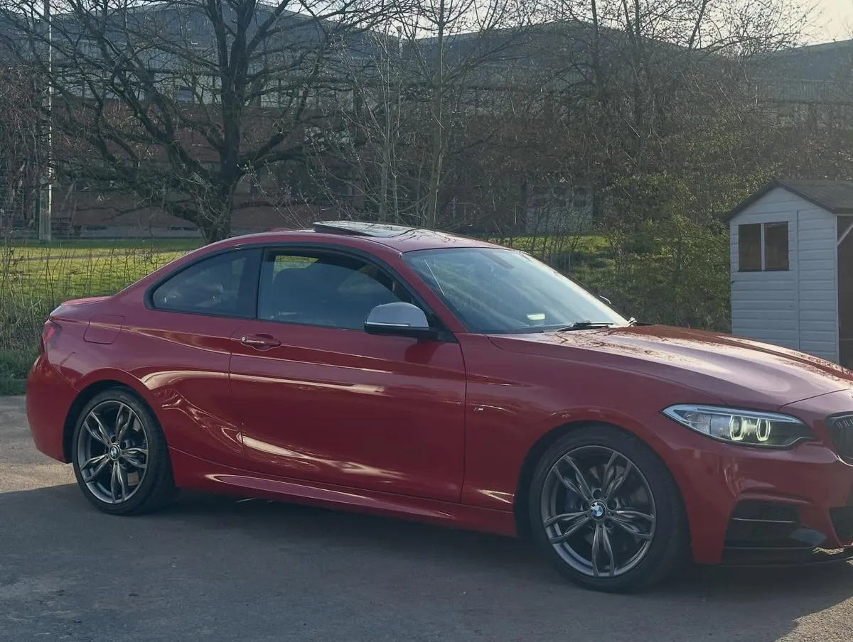 2015 BMW M235i Coupé (F22): Side three-quarter view from the front