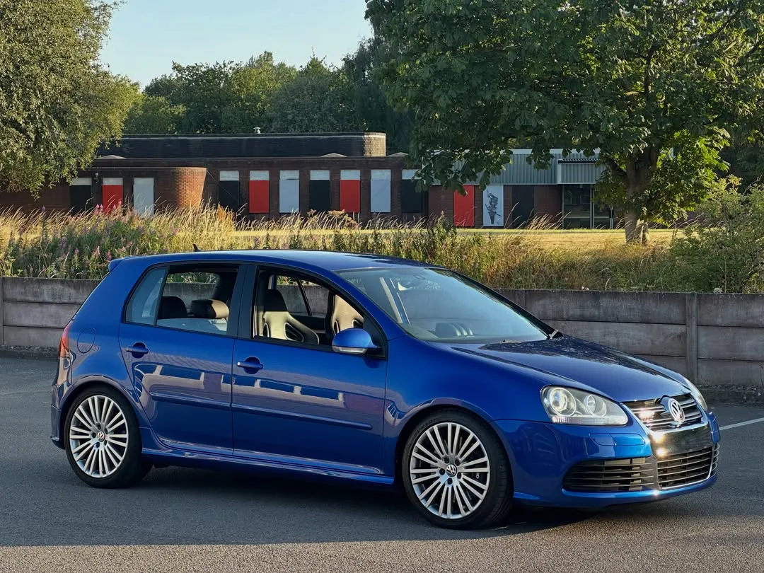 2006 Volkswagen Golf R32 (Mk5) Supercharged: Side three-quarter view from further back