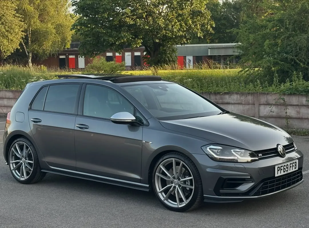 2019 Volkswagen Golf R (Mk7.5) Performance Pack: Side three-quarter view from the front