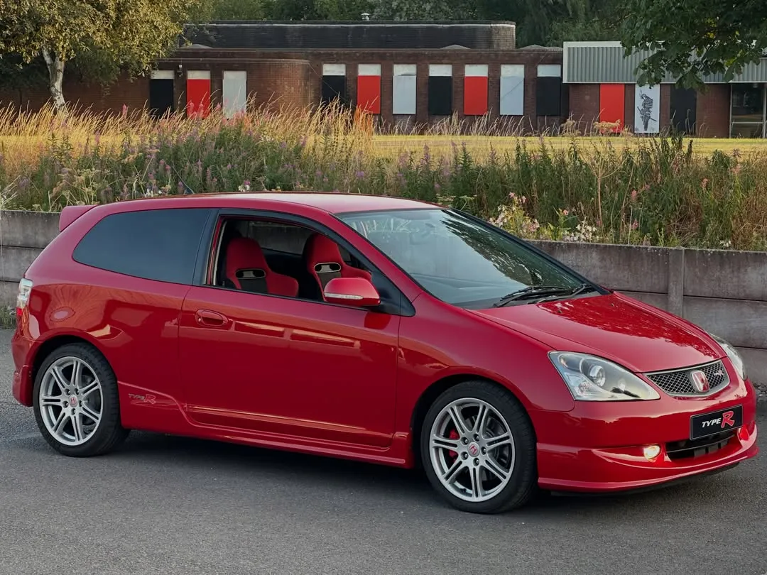 2005 Honda Civic Type R (EP3) Premier Edition: Side view from the front