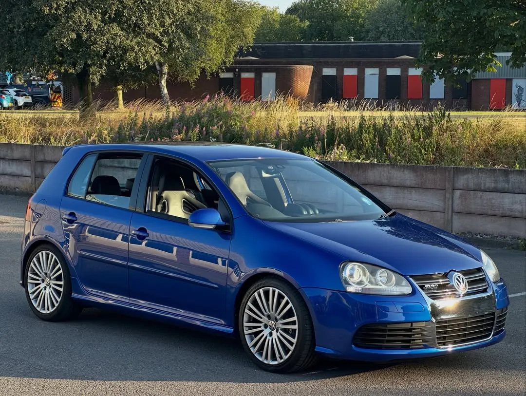 2006 Volkswagen Golf R32 (Mk5) Supercharged: Front three-quarter view from the side