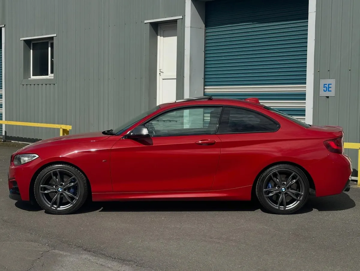 2015 BMW M235i Coupé (F22): Side view by a roller shutter door