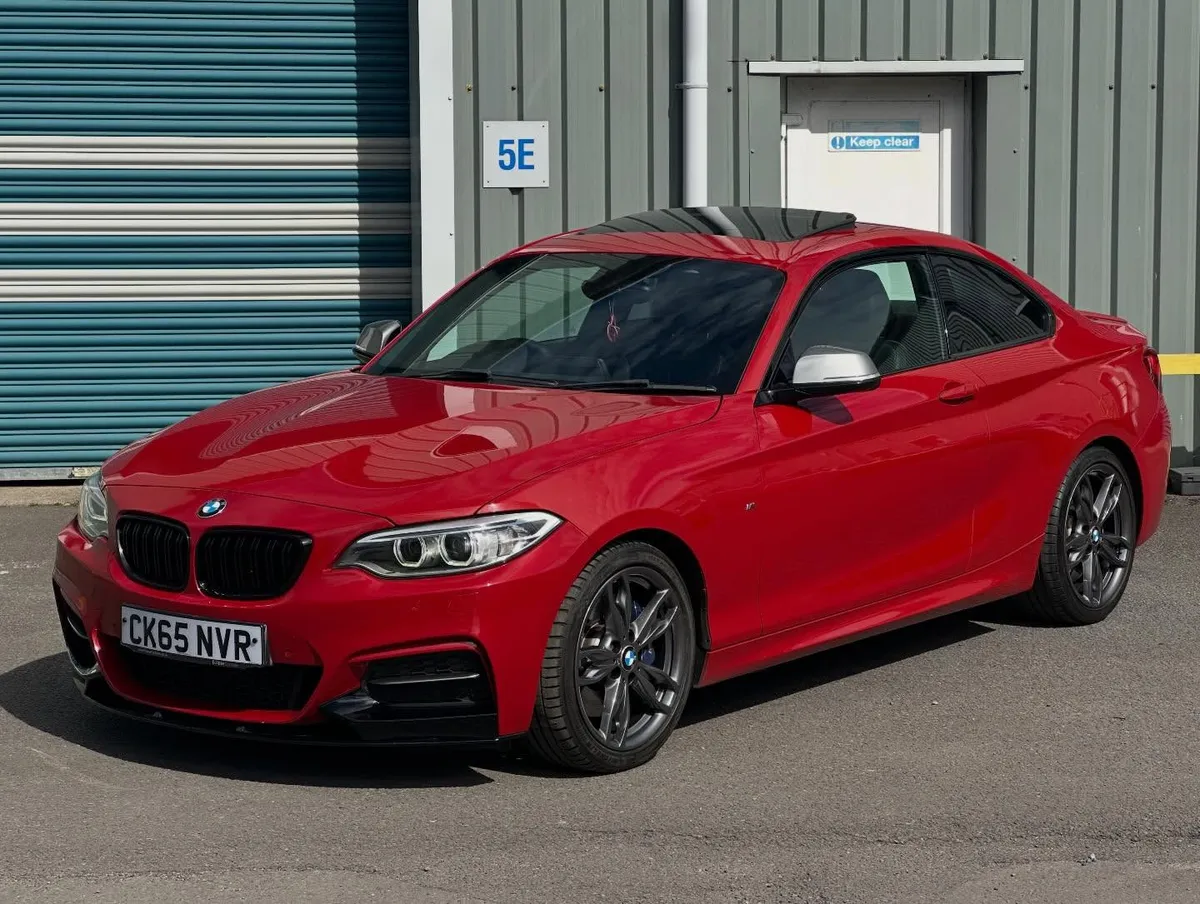 2015 BMW M235i Coupé (F22): Front three-quarter view by a roller shutter door