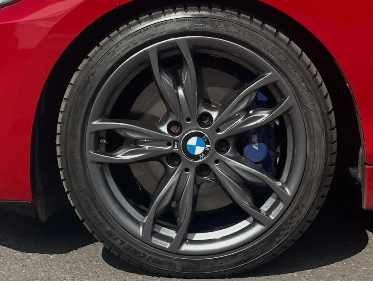 2015 BMW M235i Coupé (F22): Alloy wheel with blue M Sport brake caliper