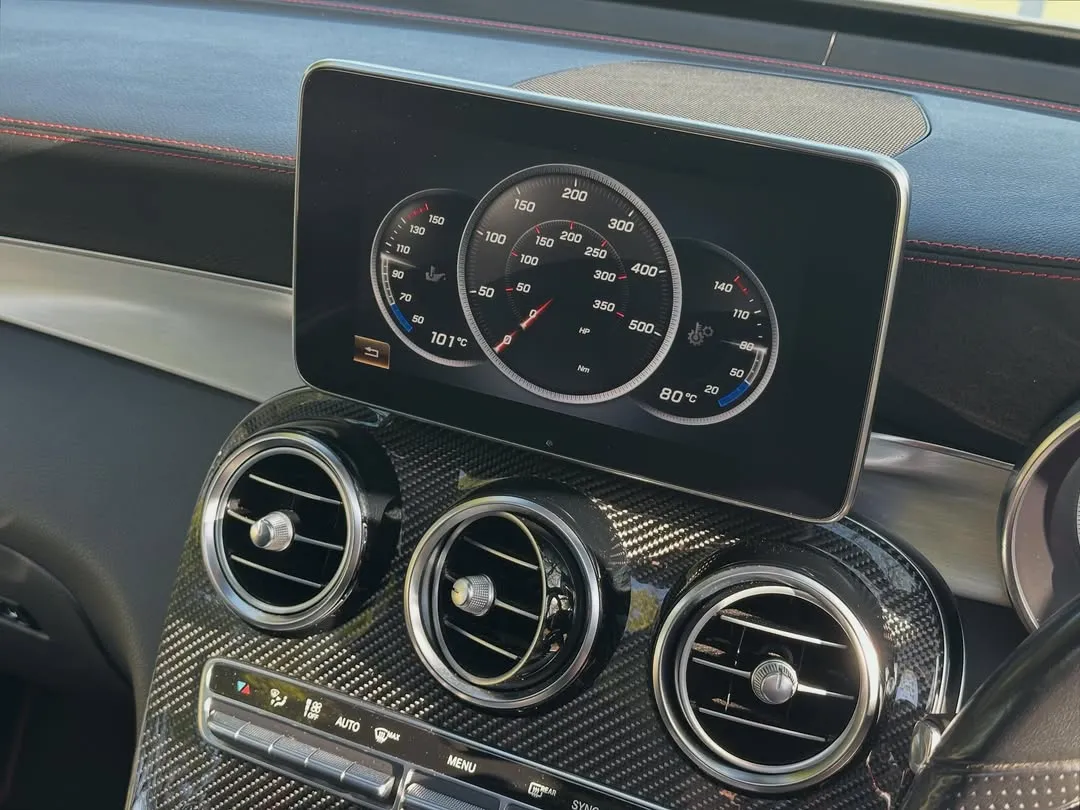 2017 Mercedes-AMG GLC 43 4MATIC: Instrument display and carbon fibre centre console