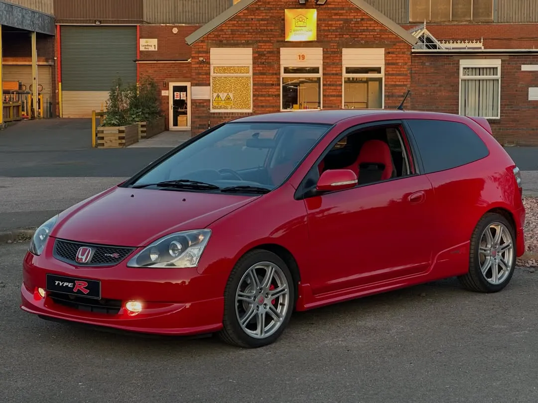 2005 Honda Civic Type R (EP3) Premier Edition: Front three-quarter view by a brick building