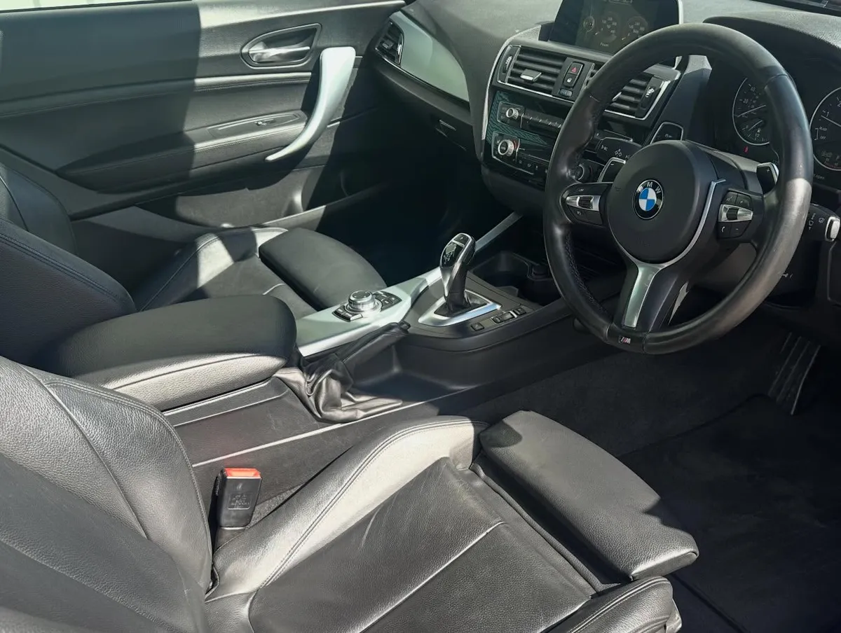 2015 BMW M235i Coupé (F22): Dashboard, steering wheel and gear selector