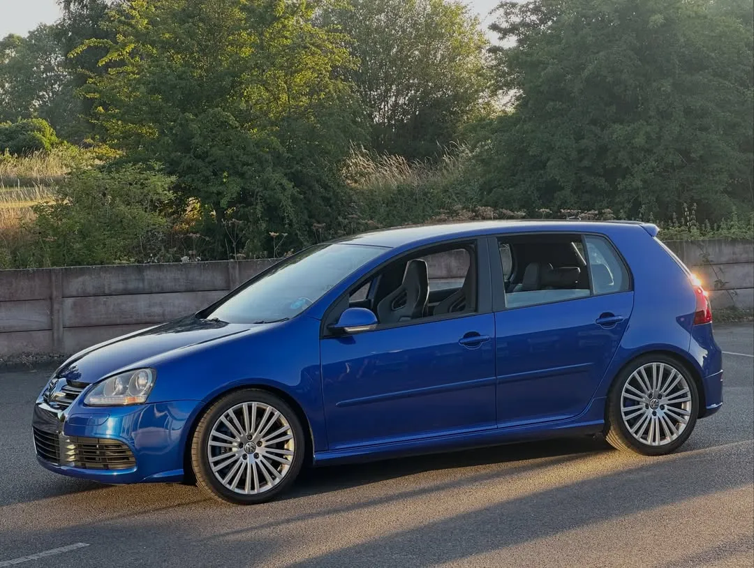 2006 Volkswagen Golf R32 (Mk5) Supercharged: Front three-quarter view by trees