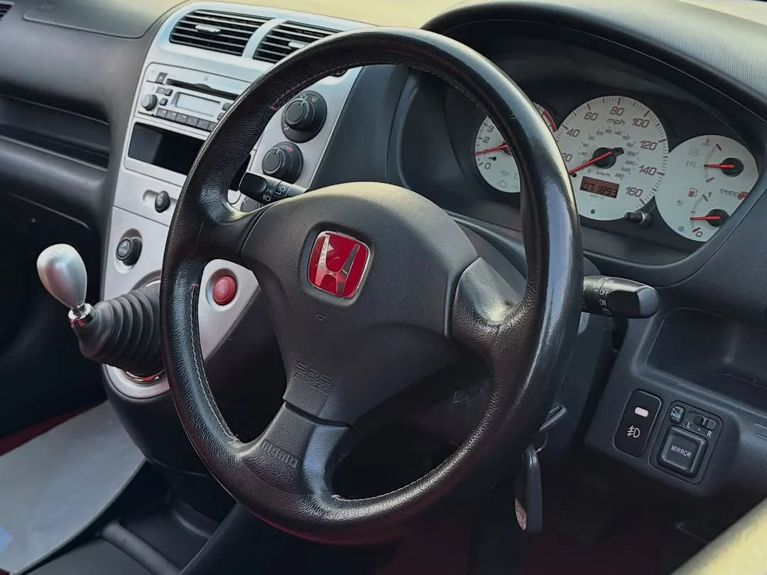 2005 Honda Civic Type R (EP3) Premier Edition: Dashboard, steering wheel and gear lever