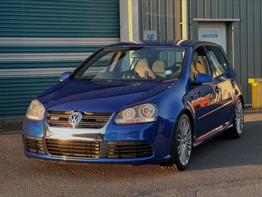 2006 Volkswagen Golf R32 (Mk5) Supercharged: Front three-quarter view in low sun