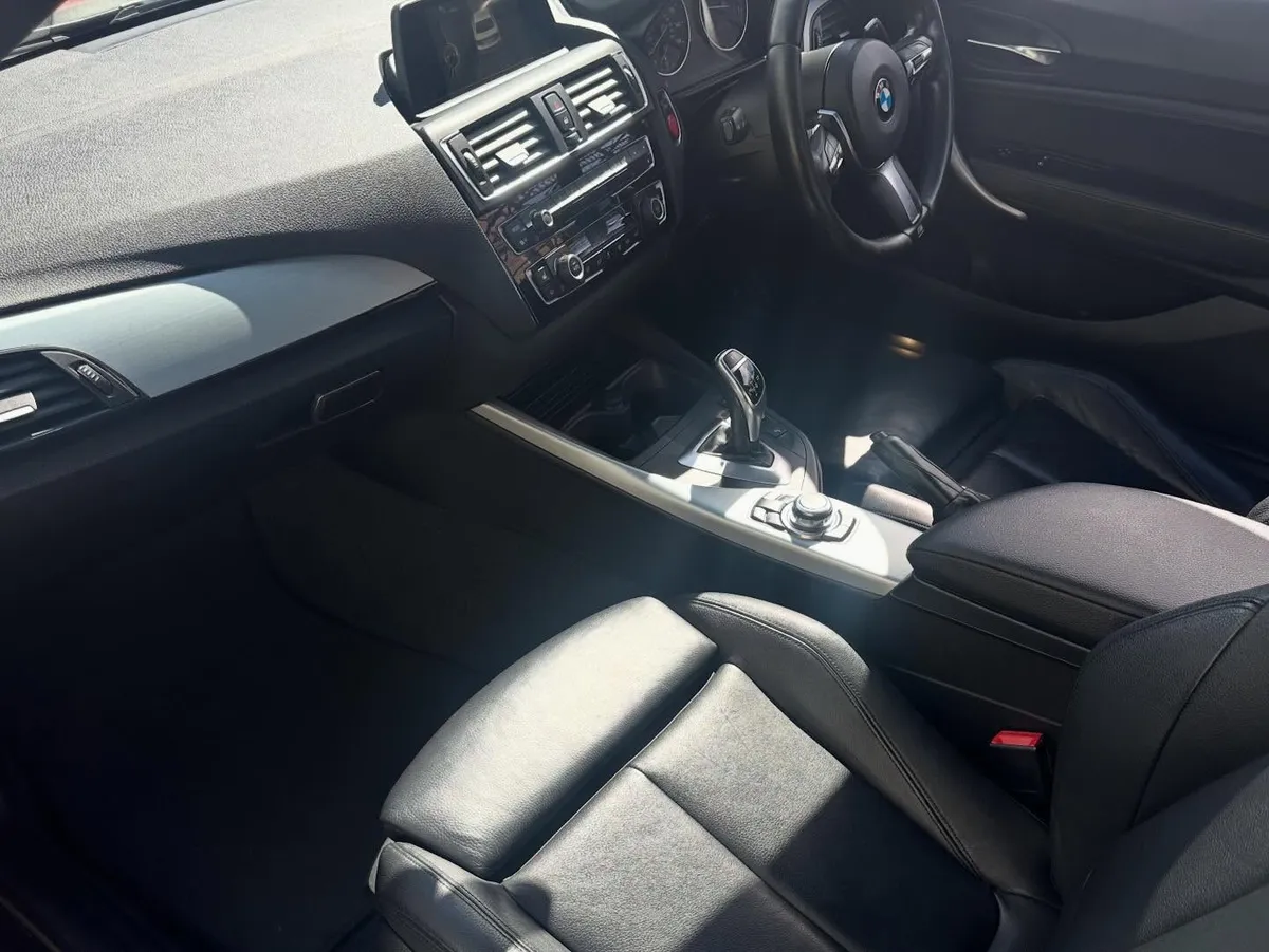 2015 BMW M235i Coupé (F22): Dashboard and centre console from the passenger side