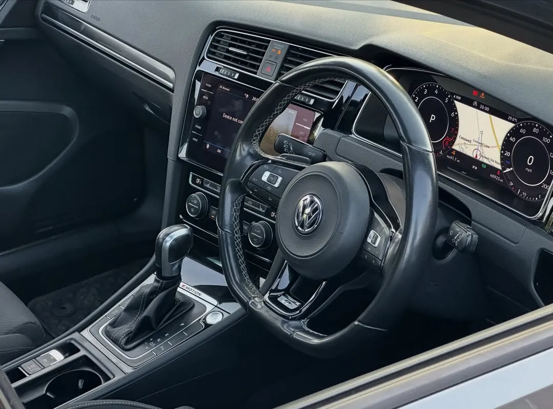 2019 Volkswagen Golf R (Mk7.5) Performance Pack: Dashboard, steering wheel and virtual dash