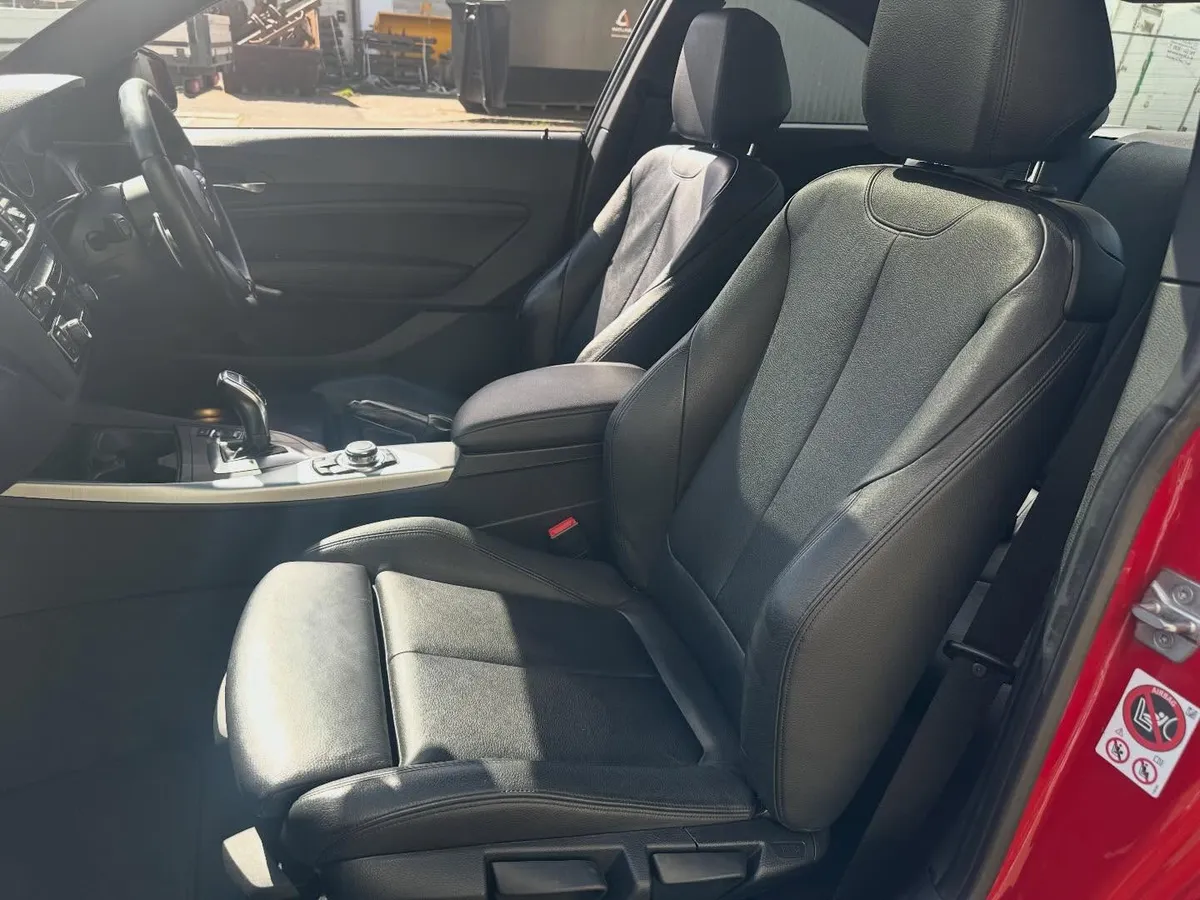 2015 BMW M235i Coupé (F22): Front seats through the open door