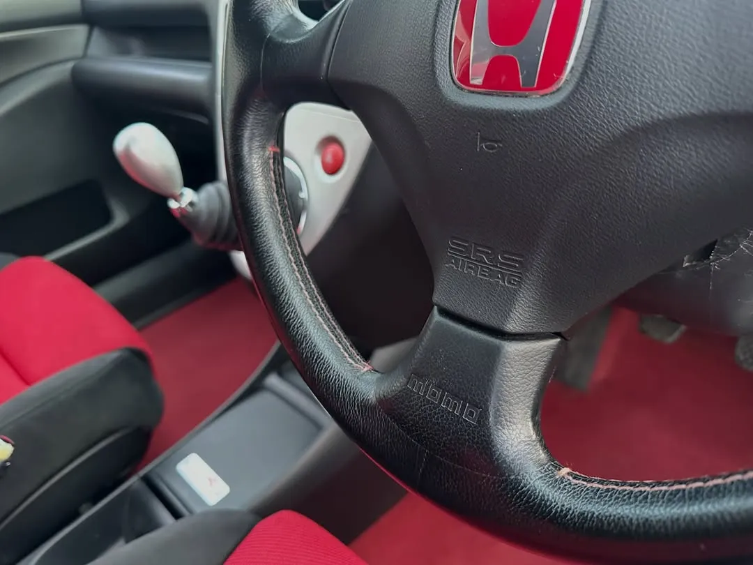 2005 Honda Civic Type R (EP3) Premier Edition: Steering wheel, gear knob and red carpet