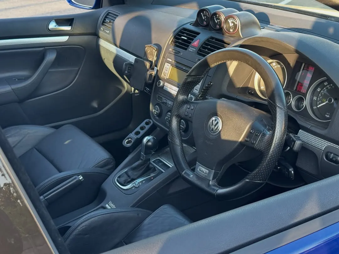 2006 Volkswagen Golf R32 (Mk5) Supercharged: Dashboard, steering wheel and DSG selector