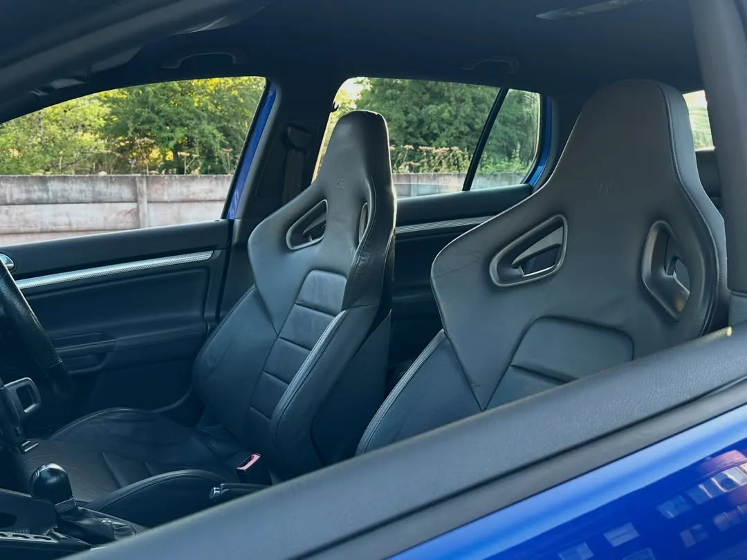 2006 Volkswagen Golf R32 (Mk5) Supercharged: Front seats from the rear door
