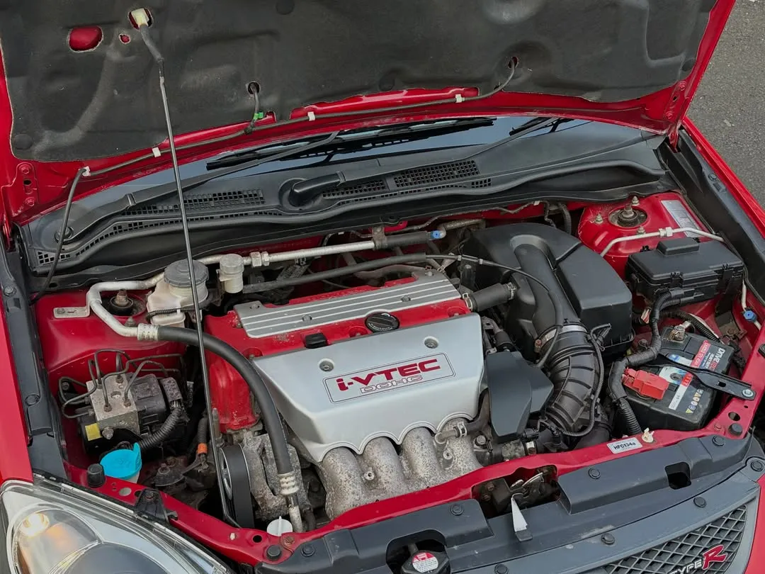 2005 Honda Civic Type R (EP3) Premier Edition: Engine bay