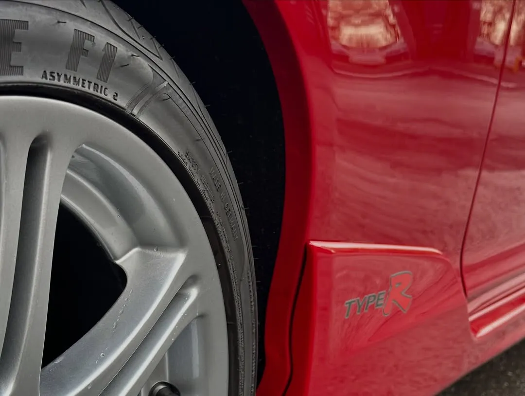 2005 Honda Civic Type R (EP3) Premier Edition: Wheel, tyre and Type R side decal