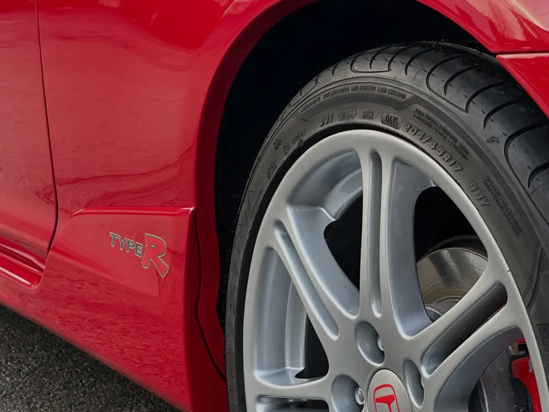 2005 Honda Civic Type R (EP3) Premier Edition: Alloy wheel, red brake caliper and Type R decal